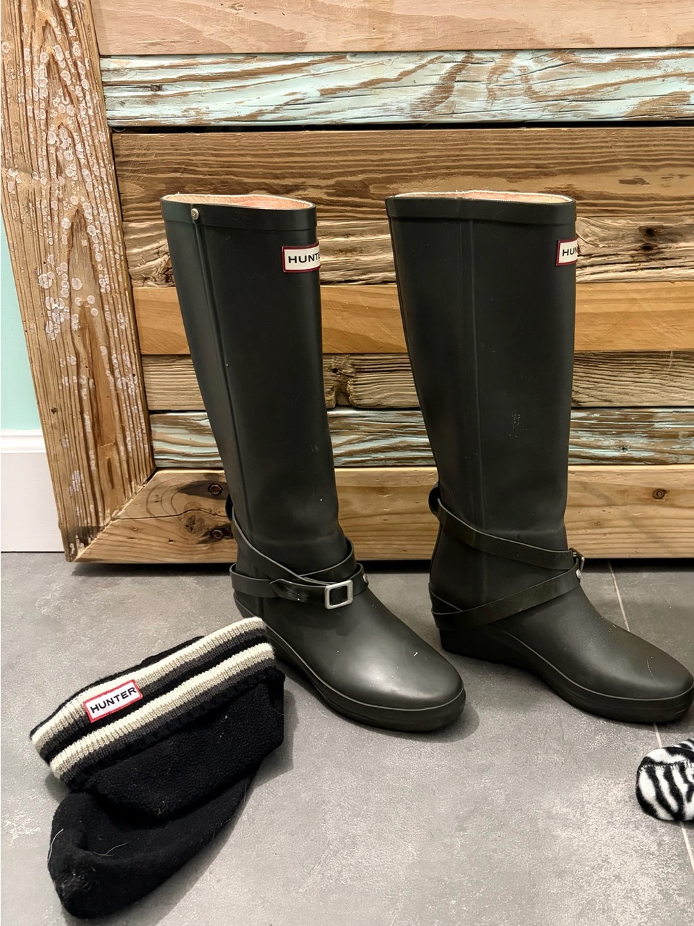Hunter Black Tall Wedge Rain Boots Size 6 + Hunter Boot Socks